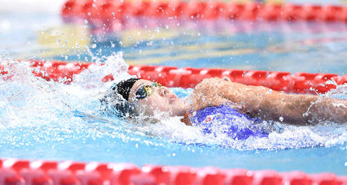 女子200メートル背泳ぎで優勝した白井（撮影・鈴木みどり）