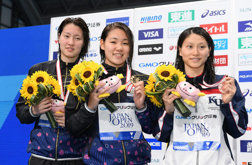 女子200メートル背泳ぎで優勝した白井（中央）は2位の酒井（左）、3位の古林と表彰台で笑顔（撮影・鈴木みどり）
