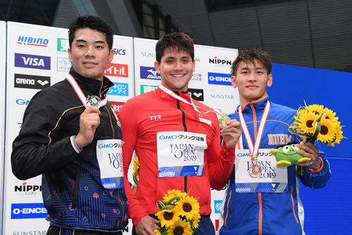 男子100メートルバタフライで2位の水沼（左）は、優勝のジョセフ・スクーリング（中央）、3位の田中優弥と表彰台で笑顔（撮影・鈴木みどり）