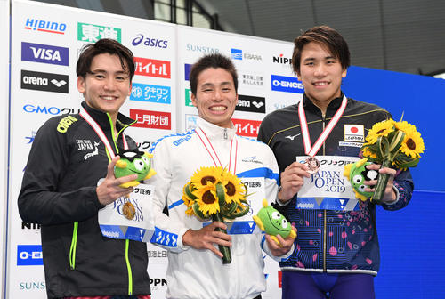 男子800メートル自由形で優勝し笑顔の平井（中央）。左は2位の江原騎士、右は3位の松本克央（撮影・鈴木みどり）