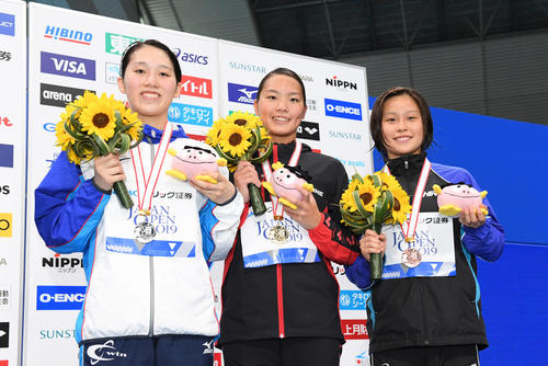 女子1500メートル自由形で優勝し笑顔の森山（中央）。左は2位の佐藤、右は3位の中村（撮影・鈴木みどり）