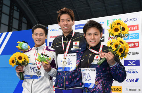 男子200メートル平泳ぎで優勝した渡辺（中央）は表彰台で笑顔。左は2位の佐藤翔馬（左）、3位の小日向一輝（撮影・鈴木みどり）