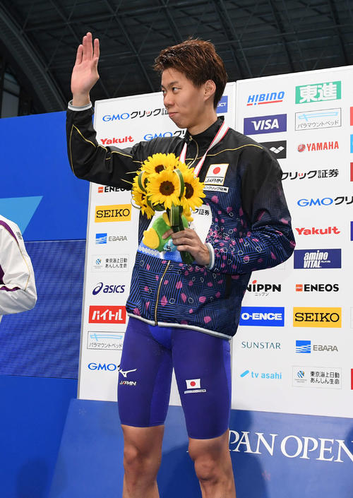 男子200メートル平泳ぎで優勝した渡辺は声援に応える（撮影・鈴木みどり）