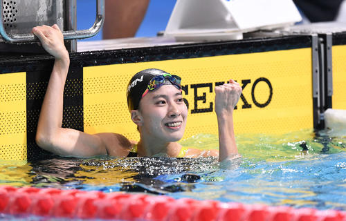 女子100メートルバタフライで優勝しガッツポーズの大橋（撮影・鈴木みどり）
