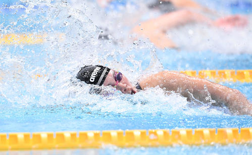 女子50メートル自由形で優勝の大本（撮影・鈴木みどり）