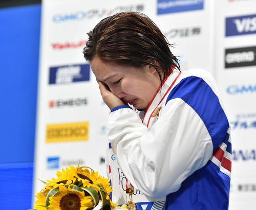 女子200メートル平泳ぎで派遣標準記録を切れず、世界選手権出場を逃した渡部は表彰台で号泣（撮影・鈴木みどり）