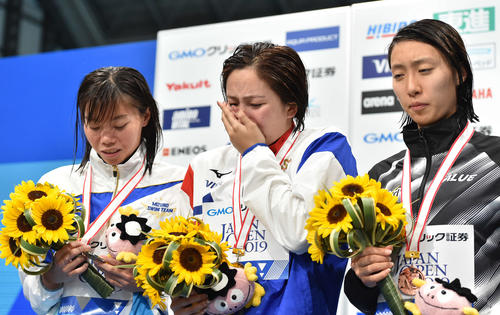 女子200メートル平泳ぎで派遣標準記録を切れず、世界選手権出場を逃した渡部（中央）は表彰台で号泣（撮影・鈴木みどり）