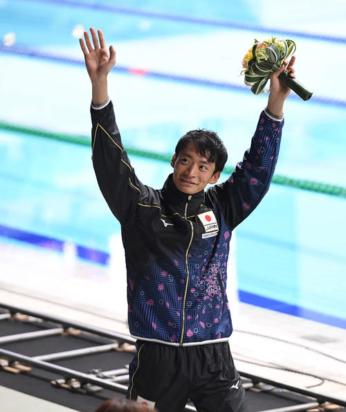 世界選手権の壮行会で、客席に手を振る入江（撮影・鈴木みどり）