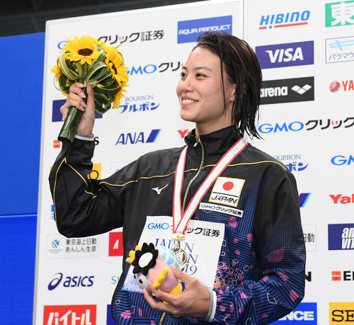 女子50メートル自由形で優勝した大本は声援に応える（撮影・鈴木みどり）