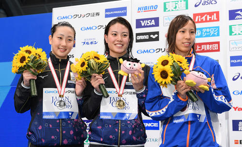 女子50メートル自由形で優勝の大本（中央）は2位の五十嵐、3位の佐藤と表彰台で笑顔（撮影・鈴木みどり）