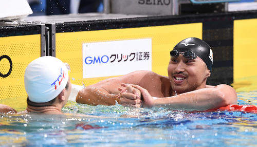 男子50メートル自由形で優勝の塩浦（右）は笑顔を見せる（撮影・鈴木みどり）
