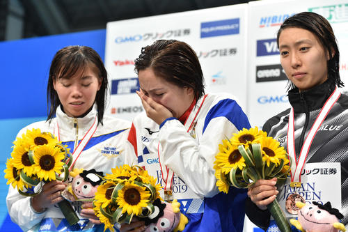女子200メートル平泳ぎで派遣標準記録を切れず、世界選手権出場を逃した渡部（中央）は表彰台で号泣（撮影・鈴木みどり）