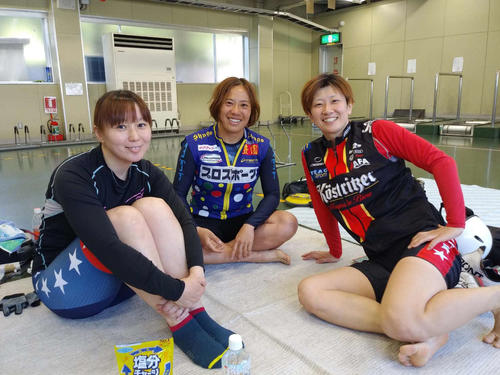 復帰に向けて新潟のガールズ選手と練習する加瀬加奈子（中央）。左は田中麻衣美、右は藤原亜衣里