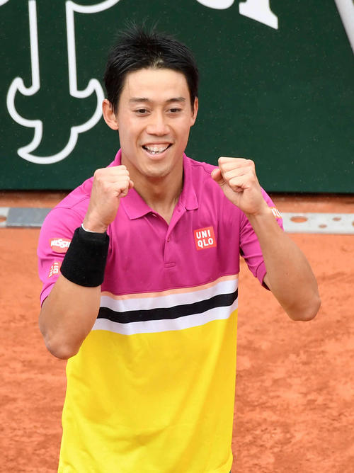 ペール戦で勝利した錦織は応援席に向かって笑顔でガッツポーズ（撮影・山崎安昭）