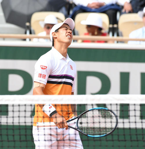 ナダル戦で悔しそうな表情を浮かべる錦織（撮影・山崎安昭）