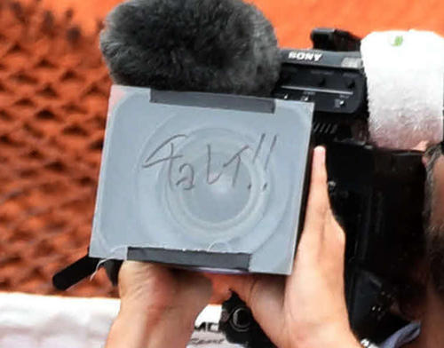 ペールを下した錦織はテレビカメラのフィルターに「チョレイ！！」と書き込む（撮影・山崎安昭）