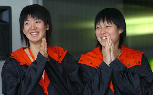 笑顔を見せるバレーボールの栗原恵（左）と大山加奈（2004年8月7日撮影）