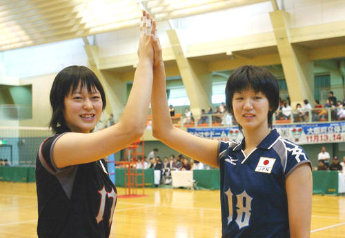 バレーボール女子W杯日本代表・紅白戦　ワールドカップの全日本代表に選ばれた大山加奈（左）と栗原恵は「若さで勝負」と健闘を誓い合う＝03年10月19日