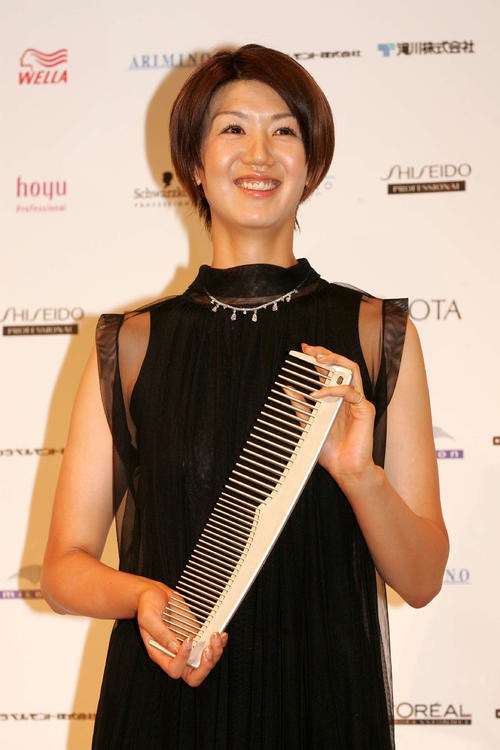 ザ　ビューティー　ウイーク　アワードを受賞した栗原恵＝08年9月3日