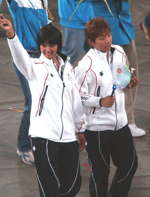 アテネ五輪　閉会式でバレーの栗原恵（左）と佐々木みきはスタンドに向かって手を振る＝04年8月29日