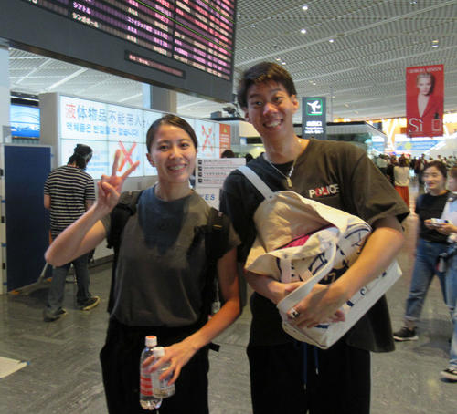 競泳日本代表の高地合宿に出発した渡辺一平（右）と大橋悠依（撮影・益田一弘）