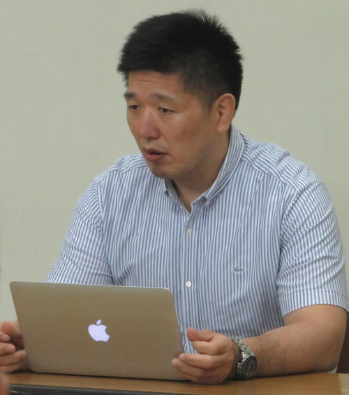芳田真の処分について説明する金野潤強化委員長（撮影・峯岸佑樹）