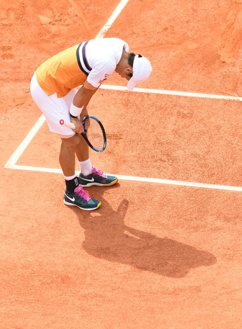 4日のナダル戦でスマッシュを外して肩を落とす錦織（山崎安昭）