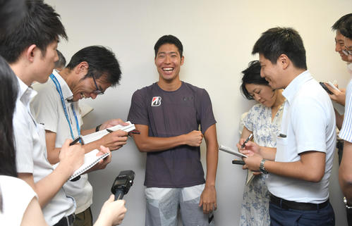 記者に囲まれた萩野公介（中央）は近況を笑顔んで語った（撮影・酒井清司）