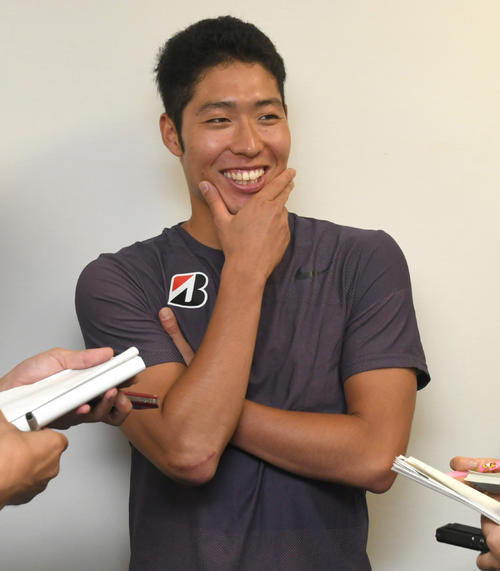 「5キロ太りました…」記者に囲まれた萩野公介は、近況を笑顔で語った（撮影・酒井清司）