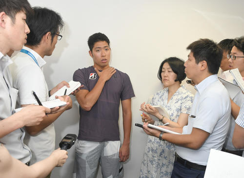 記者に囲まれ近況を語る萩野公介（中央）（撮影・酒井清司）