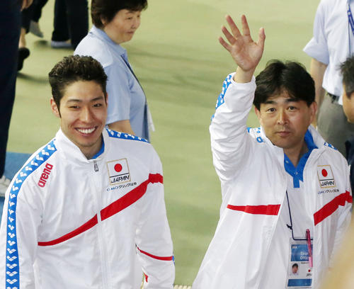 平井伯昌コーチ（右）と萩野公介（2017年5月21日撮影）