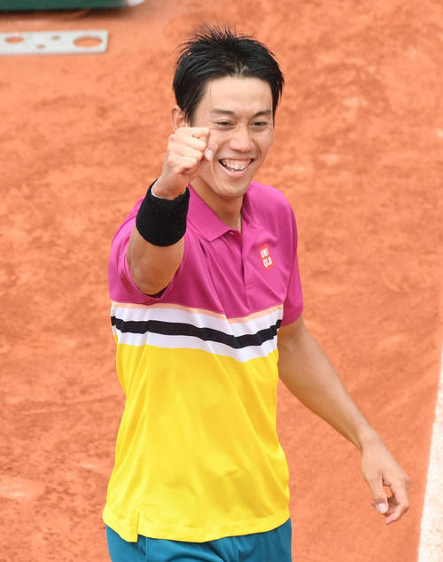 フルセットの末にペール戦で勝利した錦織は応援席に向かってガッツポーズ（2019年6月3日撮影）