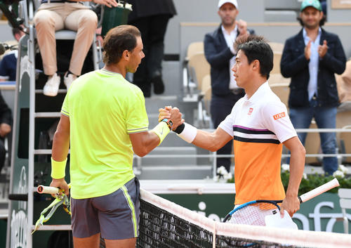 ストレート負けした錦織はナダルと握手する（2019年6月4日撮影）