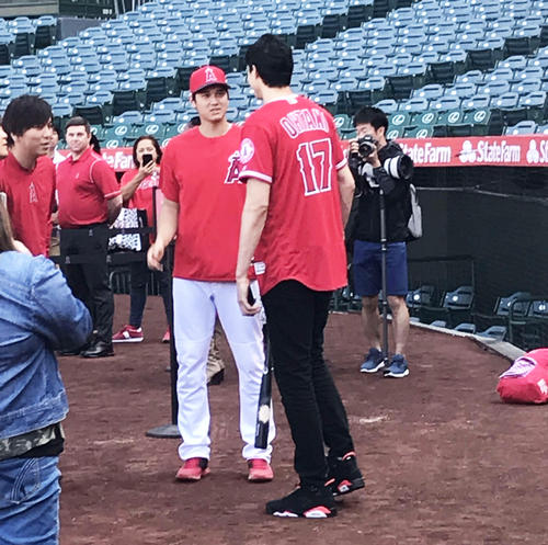 エンゼルス大谷とＮＢＡグリズリーズ渡辺が初対面。笑顔であいさつを交わす