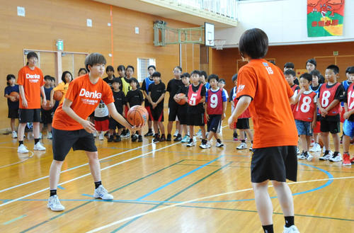 小学生にボールの扱い方を指導するBBラビッツの（左から）渡辺愛加、津田史穂莉、山沢恵