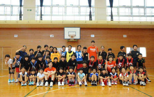 BBラビッツ3選手とバスケット教室に参加した小学生が記念撮影