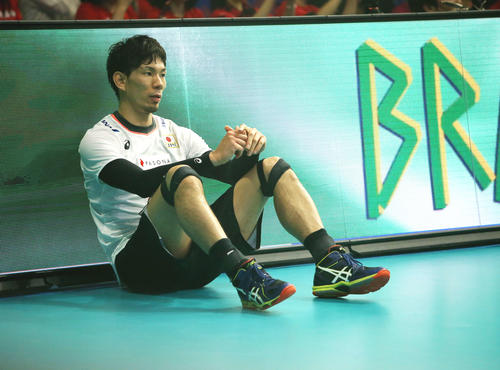 ブラジルに3－0のストレートで敗れ、壁に座り込み肩を落とす福沢（撮影・河田真司）