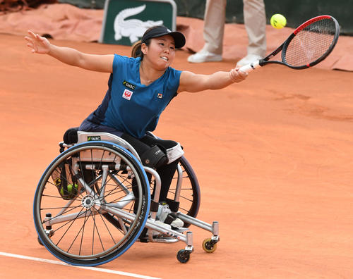 車いすテニス女子シングルス決勝　リターンを放つ上地（撮影・山崎安昭）