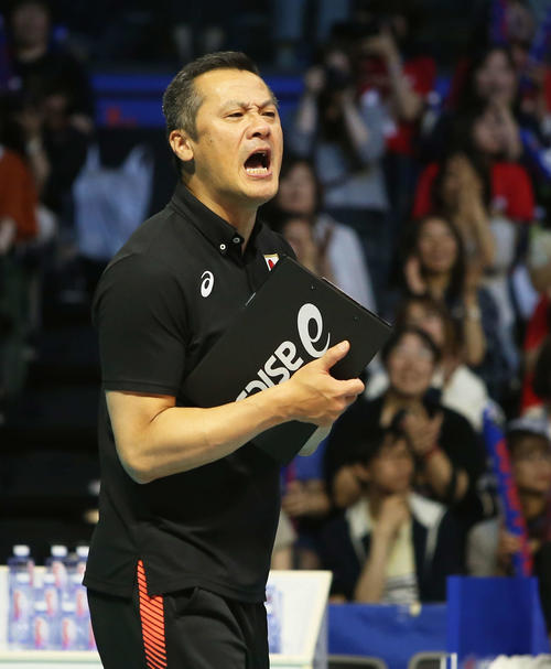 日本対ブラジル　第3セット、チームにげきを飛ばす中垣内監督（撮影・河田真司）