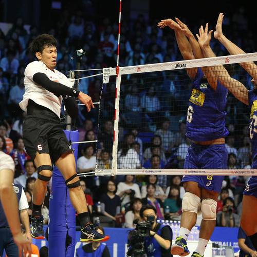 日本対ブラジル　第3セット、スパイクを決める福沢（左）（撮影・河田真司）