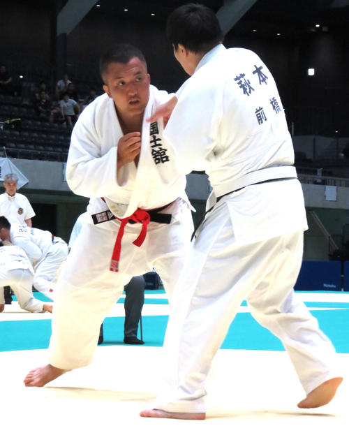 7年ぶりに実戦復帰した鈴木桂治氏（左）（撮影・峯岸佑樹）