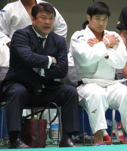 日本中央競馬会との決勝で、選手たちに声を張るパーク24の吉田秀彦総監督（左）（撮影・峯岸佑樹）