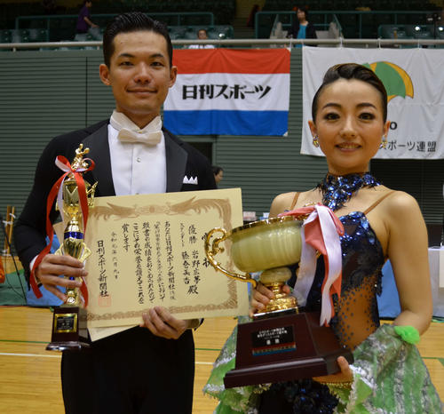 日刊スポーツ杯C級スタンダードで優勝した岩野広夢（左）藤巻美香（撮影・吉池彰）