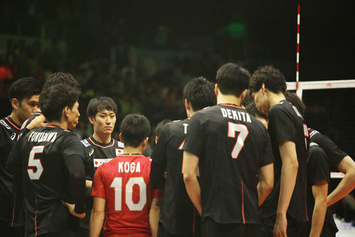 イラン戦を終え、コート内に集まり話し合う日本代表チーム（撮影・河田真司）