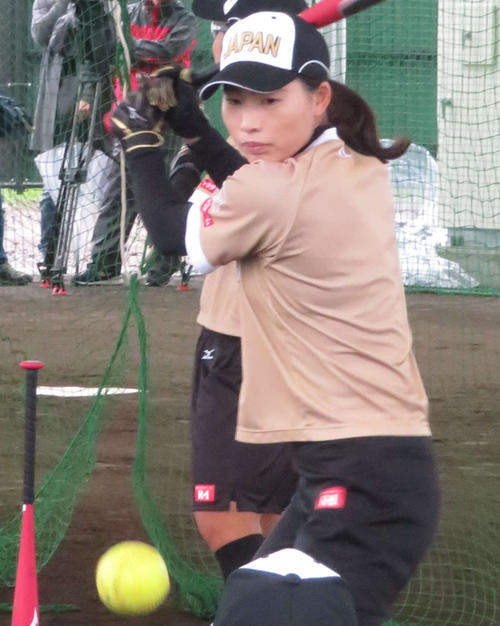 合宿で打撃練習を行う女子ソフトボール日本代表・山崎早紀外野手（撮影・松熊洋介）