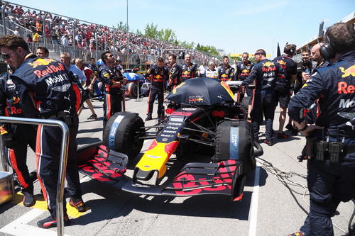 決勝スタートに臨むマックス・フェルスタッペン車