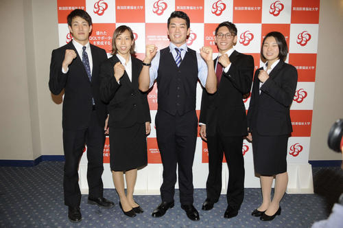 健闘を誓う新潟医療福祉大のメンバー。左から松井、佐藤、水沼、田中、深沢