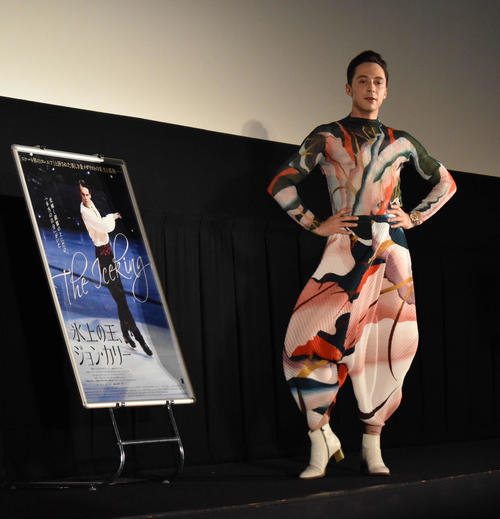 映画「氷上の王、ジョン・カリー」公開記念の舞台あいさつイベントに登場したジョニー・ウィアー氏