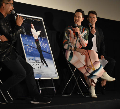 映画「氷上の王、ジョン・カリー」公開記念の舞台あいさつイベントに登場したジョニー・ウィアー氏