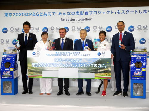 使用済みプラスチックを再利用して造る表彰台プロジェクトの会見に出席した、左から松岡修造氏、植草歩、P＆Gスタニスラブ・ベセラ社長、森喜朗会長、秦由加子、室伏広治氏（撮影・三須一紀）